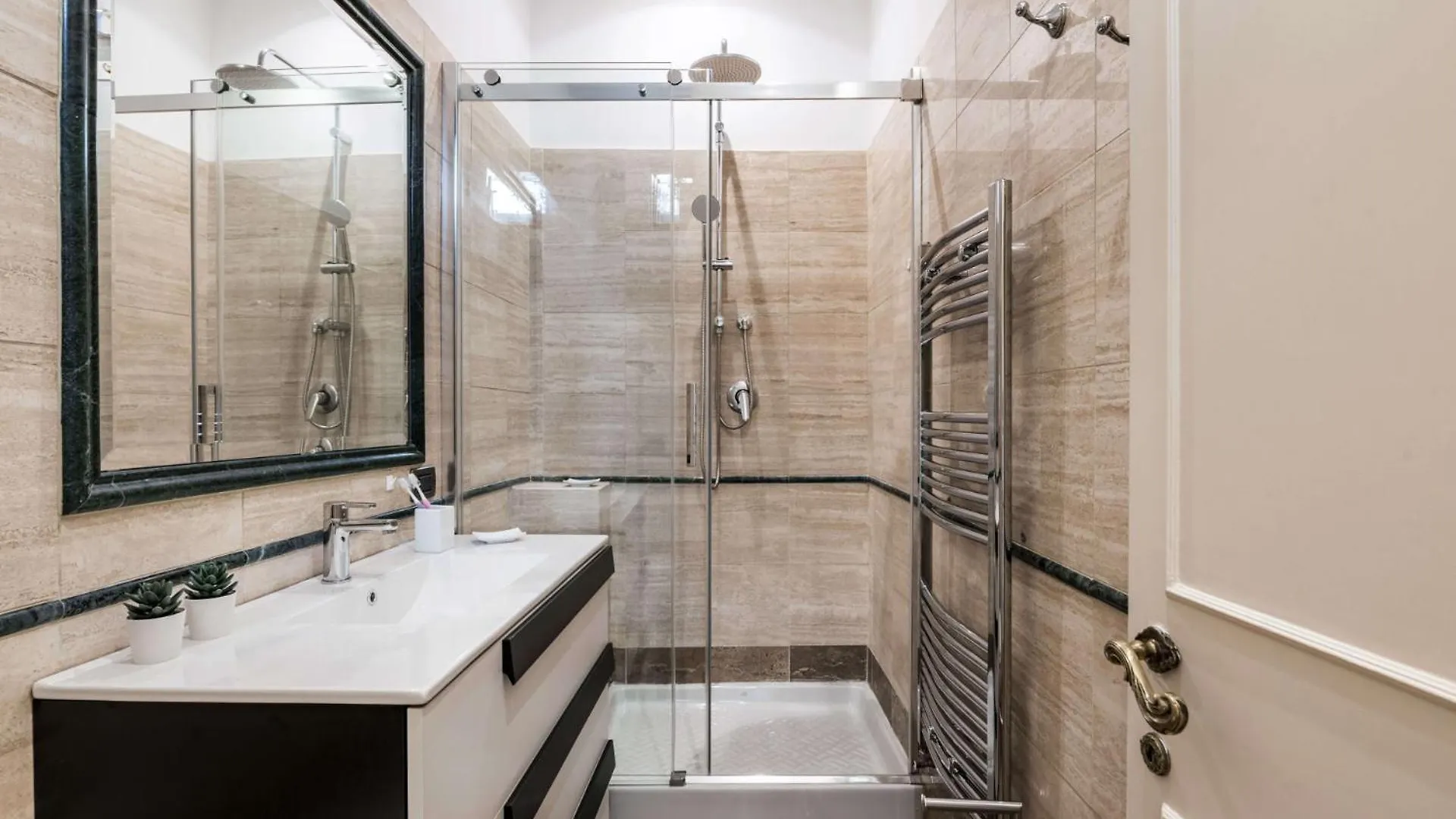 The Best Rent - One-Bedroom Apartment In A Quiet, Classically Styled Corner Near The Quirinale Rome