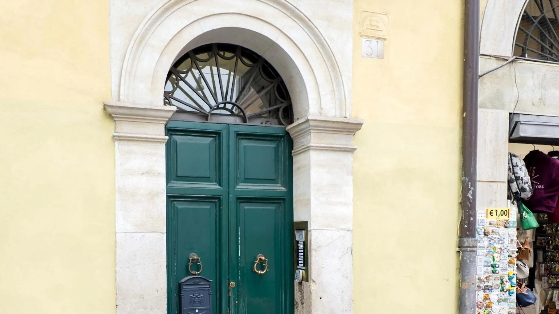 The Best Rent - One-Bedroom Apartment In A Quiet, Classically Styled Corner Near The Quirinale Rome Italy