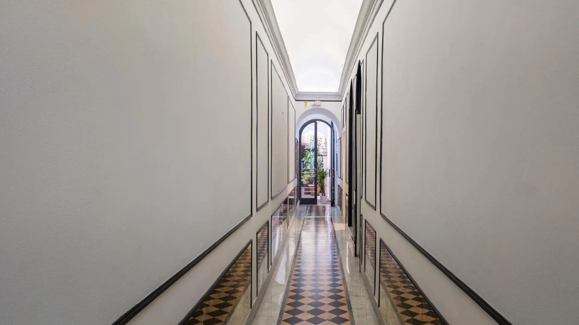 The Best Rent - One-Bedroom Apartment In A Quiet, Classically Styled Corner Near The Quirinale Rome